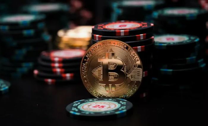 Интерфейс биткоин казино с игровыми автоматами и курсом BTC