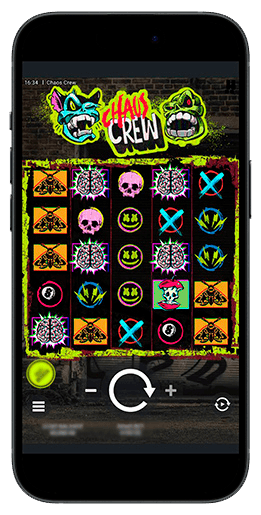 Игровое поле слота Chaos Crew с котом и множителями на барабанах