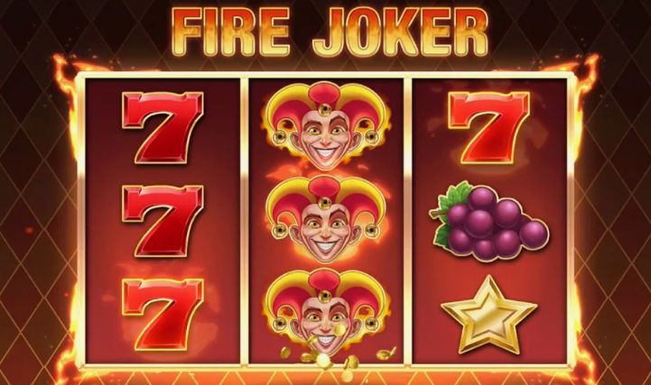 Игровое поле Fire Joker от Play'n GO с сеткой 3 на 3, фруктовыми символами и огненным джокером
