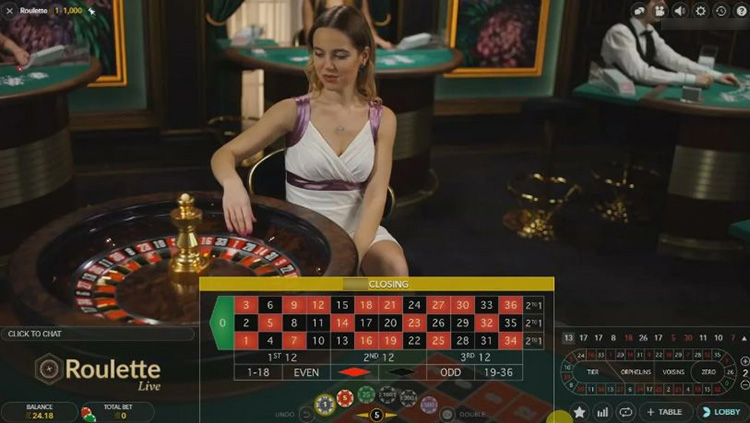 Студия live-казино с профессиональным крупье за игровым столом